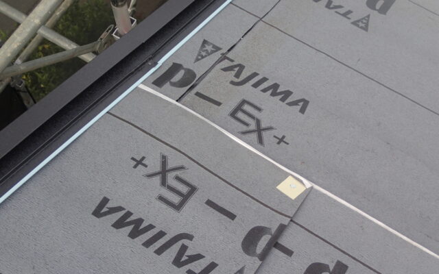 屋根防水シート貼り