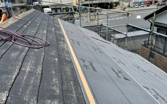 屋根防水シート貼り