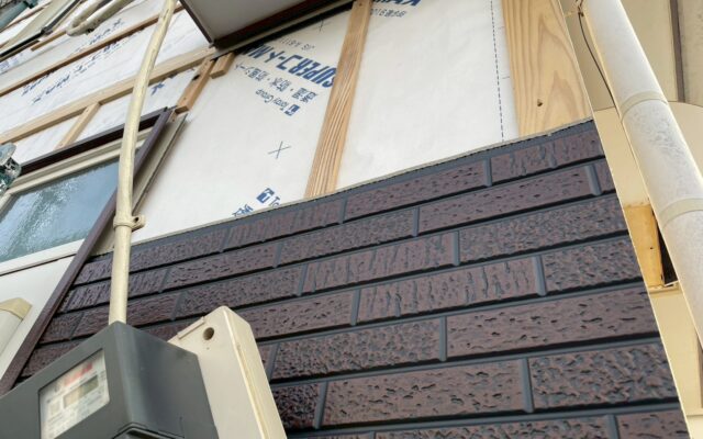 外壁カバー工法施工中