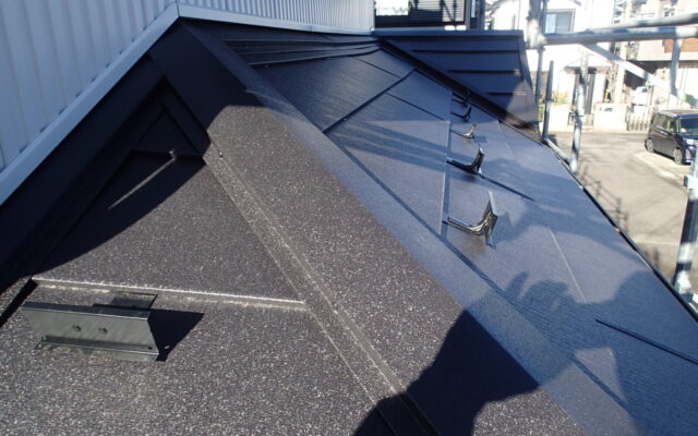 下屋根カバー完成